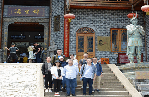 说明: E:\桂恒俊辅导员工作\宣传工作\【酷爱成人网
】萧洪恩教授率研究生前往锦里沟土苗文化风情区调研\请置于第一段之前.jpg